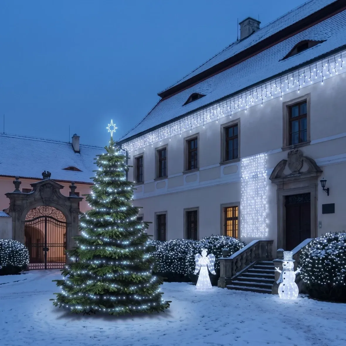 Vánoční sada pro hotely Ledový resort, strom 6–8 m Flash, 15× krápníky 3 m, 9× řetěz 20 m, 3D LED anděl 122 cm, 3D LED sněhulák 107 cm, ledová bílá