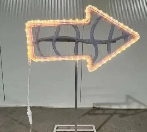 Easy Fix 2D LED-es fénynyíl, 62 × 99 × 36 cm, álló, alumínium, állványos