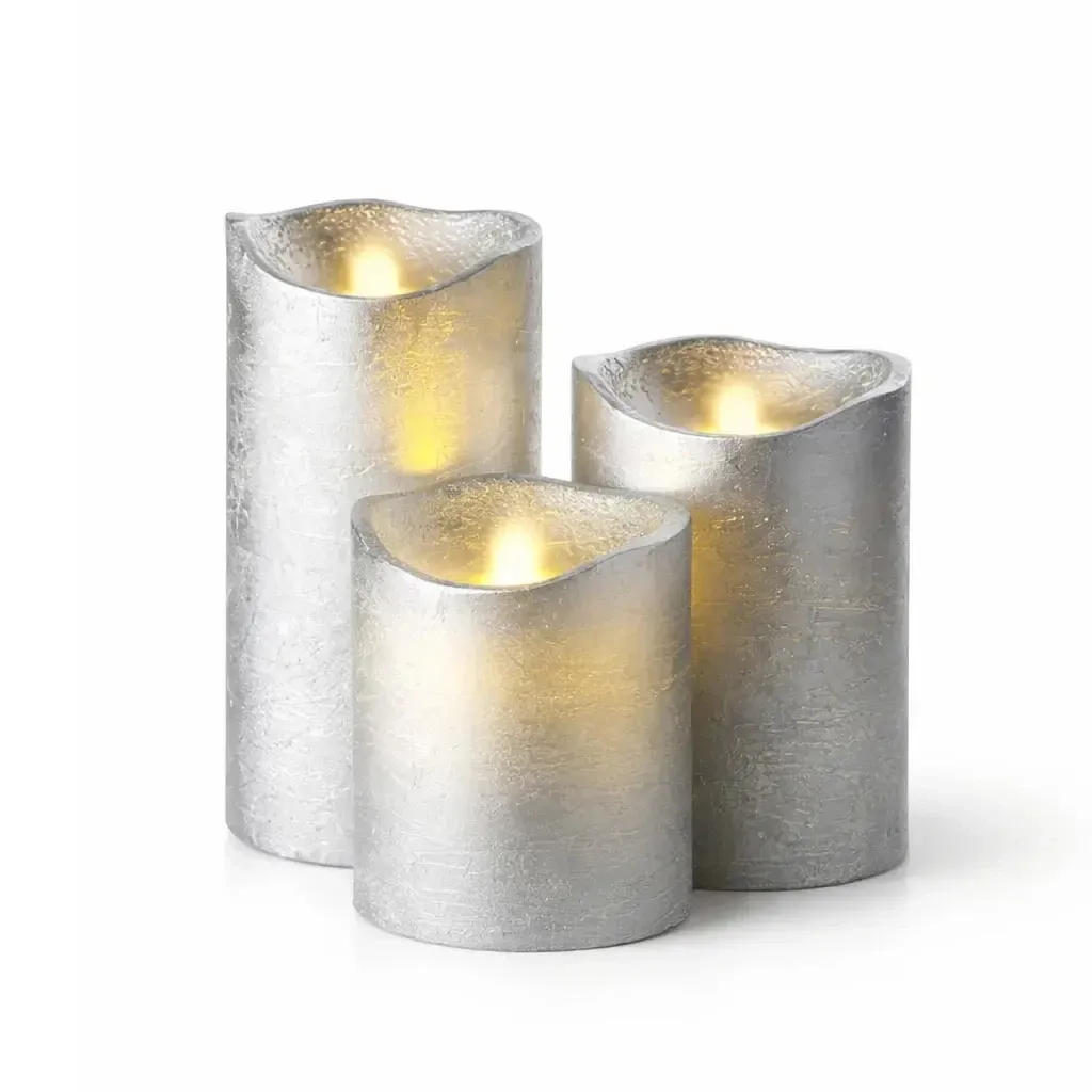 _Letöltve: Elemről működő LED-gyertya szett, ezüst színű, Ø 7,5 × 10/12,5/15 cm, távirányítóval, 2× AA, 3 darab