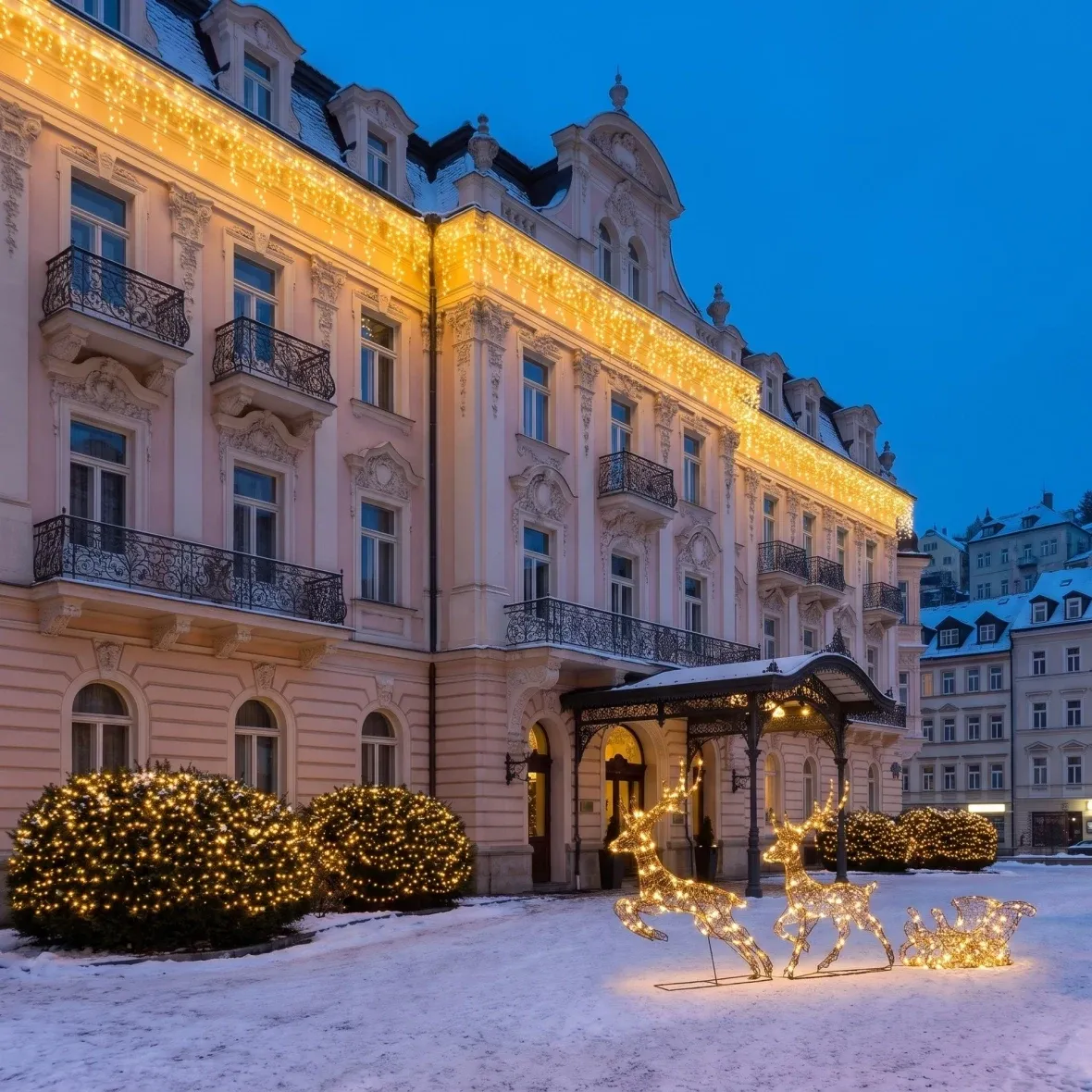 Karácsonyi díszkészlet szállodáknak: homlokzat és bokrok, 10 db 3 m-es jégcsap, 2 db 20 m-es fényfüzér, 180 cm-es 3D LED szarvas szánnal, meleg fehér