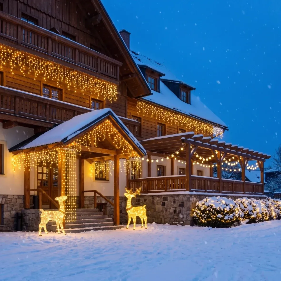 Karácsonyi díszkészlet szállodák számára: Főbejárat, 4 db jégcsap 3 m × 90 cm, 3 db lánc 20 m, 3D-s LED szarvas és szarvastehén 150 cm, meleg fehér
