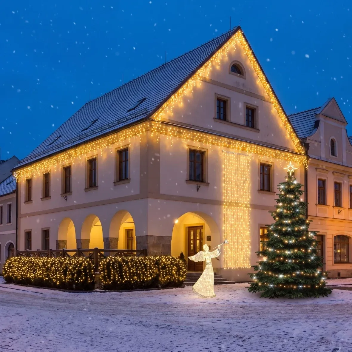 Karácsonyi szett szállodák számára: Csillogó homlokzat és függöny, 3–5 m-es „Flash” karácsonyfa, 16 db 3 m-es „Flash” jégcsap, 122 cm-es 3D LED-angyal, meleg fehér „Flash” világítással